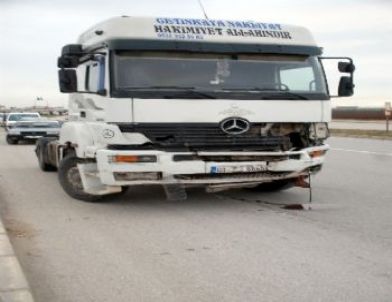 Adana'da Trafik Kazası: 1 Ölü 2 Yaralı