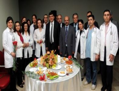 Başkan Fadıloğlu Sağlıkçılara Karanfil Dağıttı