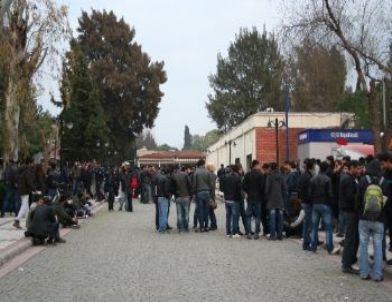 Ege Üniversitesi'nde Bir Grup Öğrenci 'çanakkale' Panelinde Olay Çıkardı