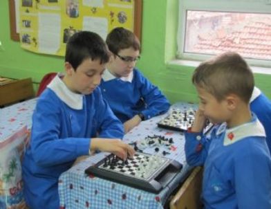 Hisarcık Atatürk İlköğretim Okulu Minik Öğrencilerin Satranç Başarısı