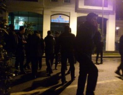 AK Parti İl Binası Önünde Gergin Dakikalar