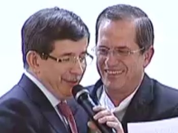 Dışişleri Bakanı Davutoğlu'ndan İspanyolca Şarkı