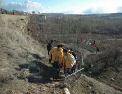 Otomobil 50 Metrelik Uçurumdan Yuvarlandı: 1 Ölü, 1 Yaralı