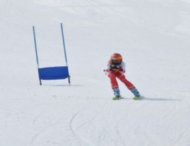 Bitlis'te Kayak Yarışması Düzenlendi