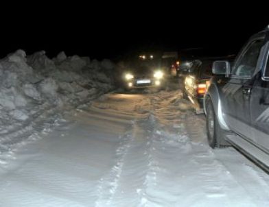 Çelikhan'da Kar ve Tipi Trafiği Felç Etti