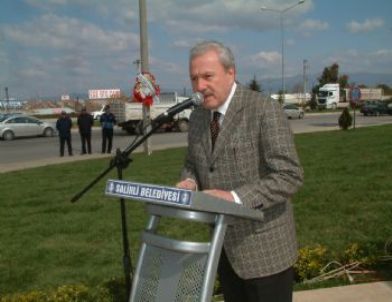 Salihli’de Çiftçi Heykeli Açıldı