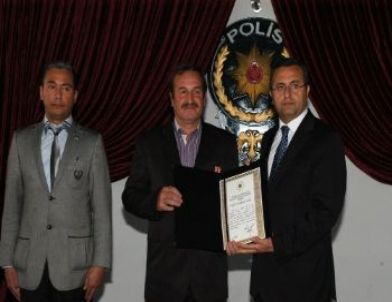 Şehit Babası ve Gaziye “devlet Övünç Madalyası” Verildi