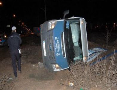 Buzlu Yollar Kazalara Davetiye Çıkarıyor