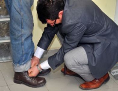 Devlet Garibanın Botunu Kendi Eliyle Giydirdi