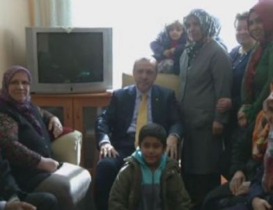 Erdoğan, Kendisini Davet Eden Yaşlı Kadının Evinde Çay İçti