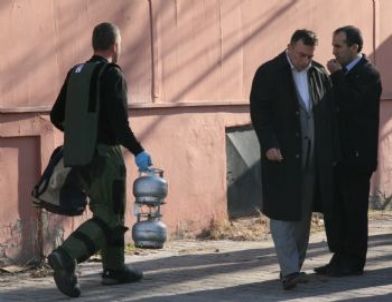 Polis Lojmanlarının Otoparkına Bırakılan Çanta Paniğe Neden Oldu