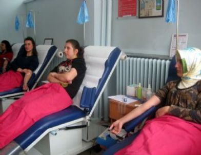 Ülkü Ocakları Bayanlar Teşkilatından Kızılay'a Kan Bağışı