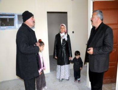 Van Belediyesi'nden Evi Yıkılan Aileye Prefabrik Ev