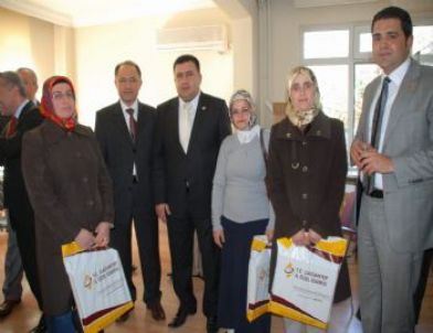 Başarılı Girişimci Kadınlara Duvar Saati Hediye Edildi