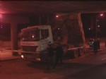 İSTANBUL YOLU - Kamyonun Damperi Köprüye Takıldı, Şoför Yaralandı