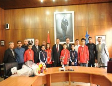 Kros’ta Başarılı Öğrencilere Ödül