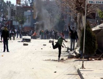 Nevruz’u Bahane Eden Terör Örgütü Yandaşları Ortalığı Savaş Alanına Çevirdi