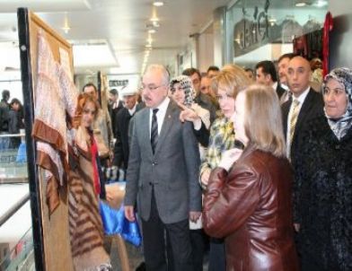 Yaşlılar El Emeklerini Sergiledi