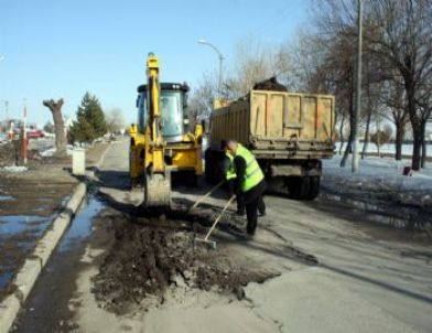 Bozulan Yollar Onarılıyor