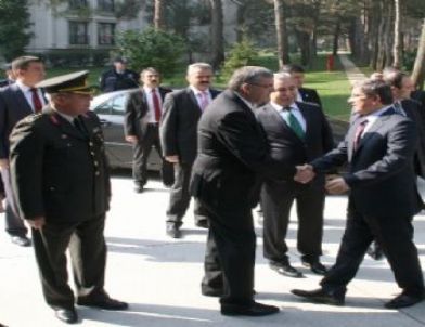 Dışişleri Bakanı Davutoğlu Sakarya'da