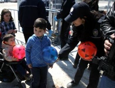 Nevruz Kutlamalarında Polislerle Çocuklar Futbol Oynadı