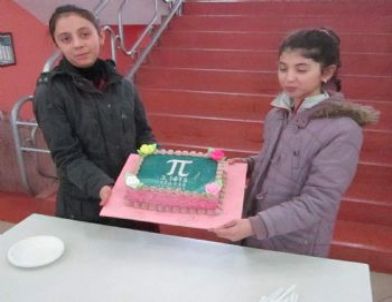 Öğrenciler 'Dünya Pi Günü'nü Pasta Keserek Kutladı