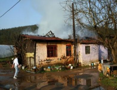 Ümraniye'de Gecekonduda Yangın
