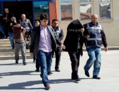 3 Çocuğu ve Eşi Katledilen Baba Sahtecilikten Yakalandı