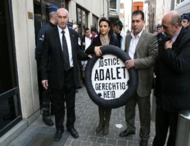 Brüksel’de Alevi Vatandaşlardan Elçilik Önünde Eylem