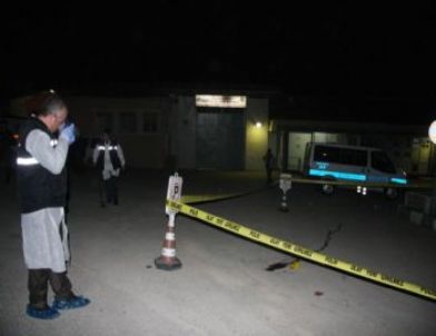 Cezaevi Önünde Polisi Yaralayıp Uyuşturucu Taciri Kadını Kaçırdılar