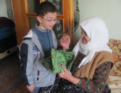 Küçük Öğrencilerden Fatma Nineye Ziyaret