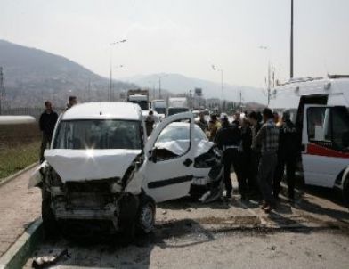 Zincirleme Kazada 4 Kişi Yaralandı, İlk Müdahaleyi Yoldan Geçen Sağlıkçı Yaptı