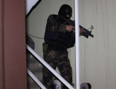 Kelepçe ve Biber Gazıyla İşkence Yapan 15 Kişilik Çete Çökertildi