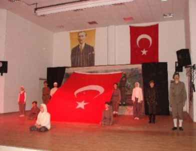 Öğrenciler Tiyatro Oyunuyla Çanakkale Zaferini Canlandırdı