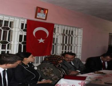 Bakan Ergin'den Şehit Ailesine Ziyaret