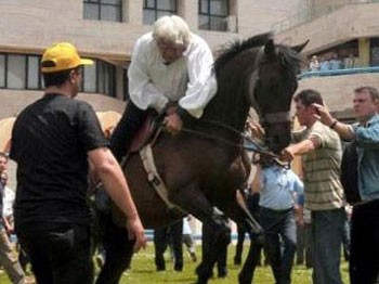 Cüneyt Arkın attan düştü!