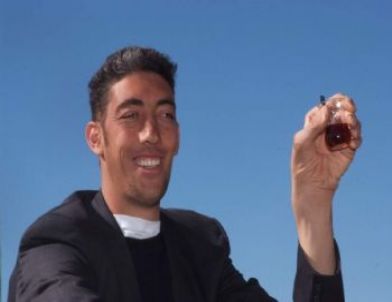 Dünyanın En Uzun Adamı İlgi ve Destek Bekliyor