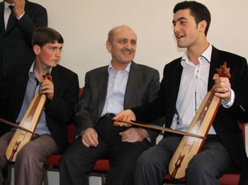 Kemençe Eşliğinde Karadeniz Türküsü Söyledi