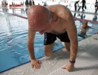 Dedeler Havuzda Kapıştı