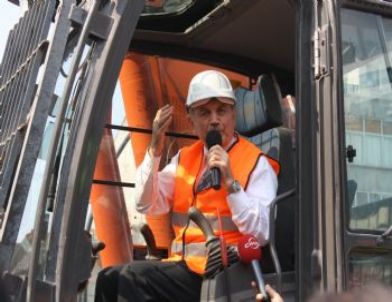 Başkan Topbaş, Operatör Koltuğuna Oturup Bina Yıktı