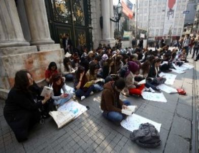 Cadde Boyunca Kitap Okudular