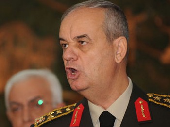 Önce Salonu Terk Etti Sonra Geri Döndü