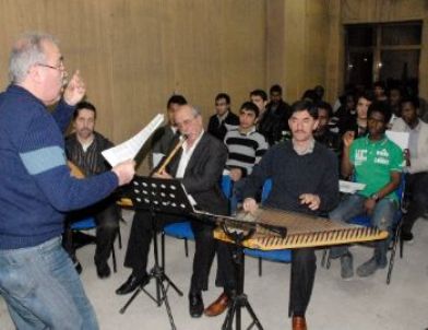 18 farklı ülkeden 25 öğrenci Türkçe ilahiler söyledi