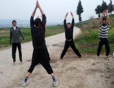 Suriye'ye Dönmek İsteyen Muhalif Askerler Kondisyon İçin Spor Yapıyor