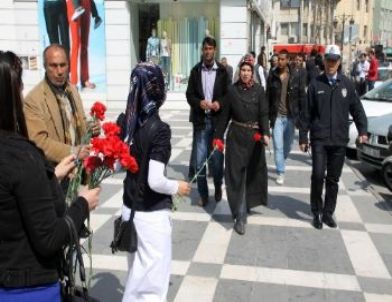 Tiyatronun Önemine Dikkat Çekmek İçin Karanfil Dağıttılar