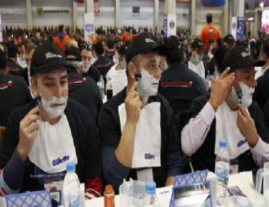 2 Bin 150 Erkek Aynı Anda Tıraş Olursa!