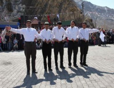 70 Yaşındaki Baba ve Oğullarının Folklör Gösterisi