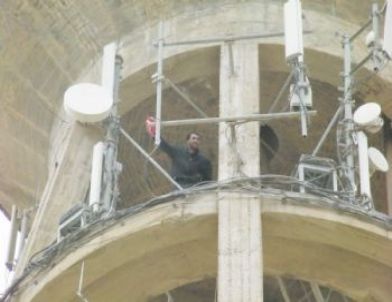 Su Kulesinde Türk Bayraklı İntihar Girişimi