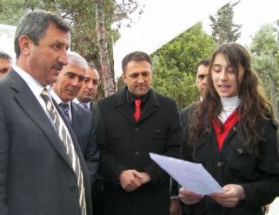 Yazdığı Şiiri Vali Yılmaz'a Okudu