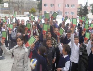 Kula'da Öğrencilere, Hz. Muhammet'in Hayatını Anlatan Kitaplar Dağıtıldı